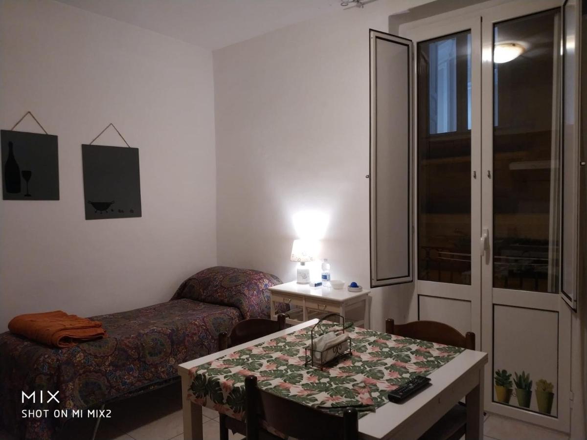 Camere Simili A Ostello Solo Per Uomini - Hostel-Like Rooms Only For Man Tarente Extérieur photo