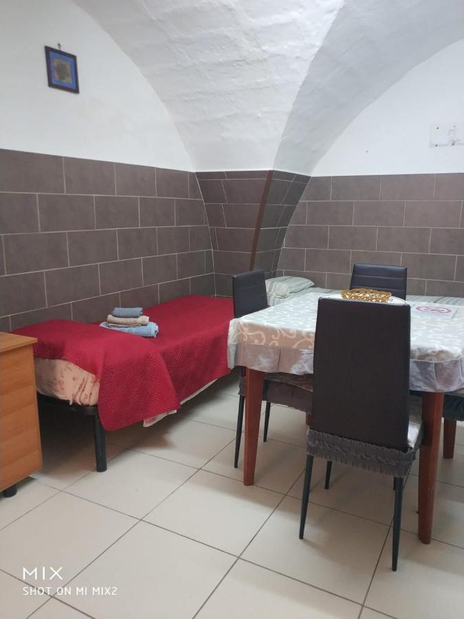 Camere Simili A Ostello Solo Per Uomini - Hostel-Like Rooms Only For Man Tarente Extérieur photo
